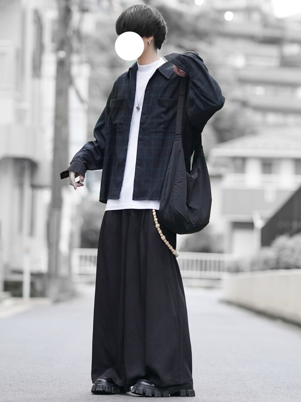 「アツいコーデ全部見せ、お出かけコーデ、シャツスタイル、秋服準備はじめました、古着MIX、オープンカラーシャツ、チェックシャツ、モード、オトナカジュアル、シンプルスタイル、ワイドパンツ、スラックス、ゆるコーデ、モノトーン」｜「DOOPZのOMBRE CHECK OPEN COLLAR SHIRT - オンブレチェックオープンカラーシャツ（シャツ/ブラウス、ブラック系）」を使った、とっしーさん（メンズ・184cm）の夏コーディネートの2枚目の写真