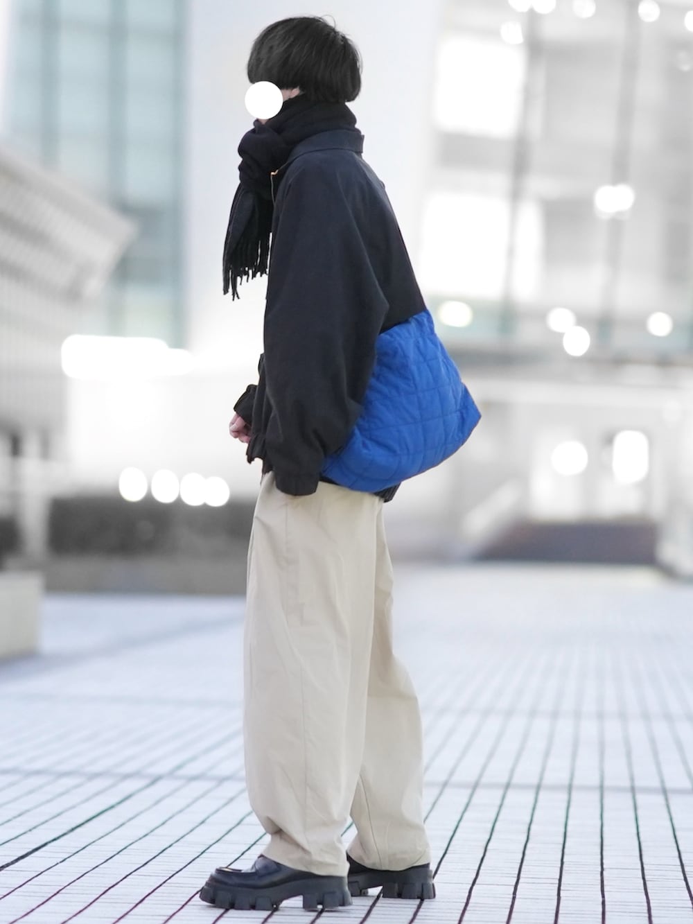 「大人カジュアル、シンプルコーデ、休日スタイル、きれいめカジュアル、ブルゾン、ドライバーズニット、チノパン、ワイドパンツ、ローファー、ゆるコーデ、マフラー」｜「my beautiful landletの【my beautiful landlet】 ZIP BLOUSON（ブルゾン、ブラック系）」を使った、とっしーさん（メンズ・184cm）の冬コーディネートの3枚目の写真