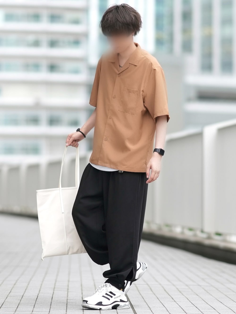 「夏コーデ、リラックススタイル、シャツスタイル、カフスイージーパンツ、トリプルS、ゆるコーデ、BALENCIAGA × adidas」｜「GUのアイテム（シャツ/ブラウス、ベージュ系）」を使った、とっしーさん（メンズ・184cm）の夏コーディネートの2枚目の写真
