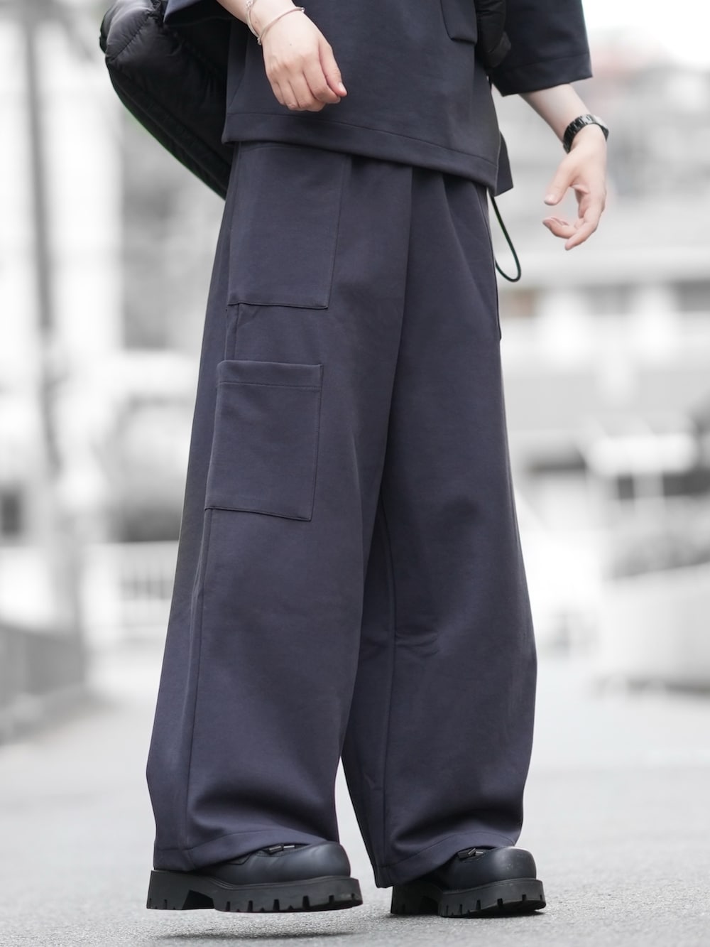「セットアップ、夏コーデ、ZARA、カーゴパンツ、スウェットパンツ、ゆるコーデ、ビッグT、ショルダーバッグ、ブラックコーデ、ヘッドホン」｜「ZARAのアイテム（Tシャツ/カットソー、ブラック系）」を使った、とっしーさん（メンズ・184cm）の夏コーディネートの3枚目の写真