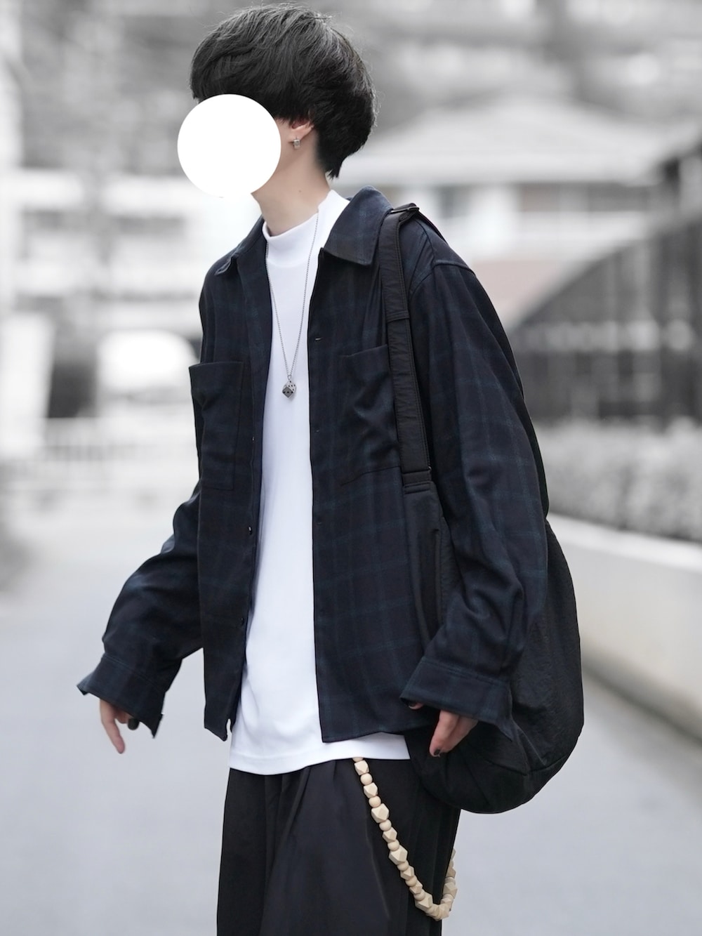 「アツいコーデ全部見せ、お出かけコーデ、シャツスタイル、秋服準備はじめました、古着MIX、オープンカラーシャツ、チェックシャツ、モード、オトナカジュアル、シンプルスタイル、ワイドパンツ、スラックス、ゆるコーデ、モノトーン」｜「DOOPZのOMBRE CHECK OPEN COLLAR SHIRT - オンブレチェックオープンカラーシャツ（シャツ/ブラウス、ブラック系）」を使った、とっしーさん（メンズ・184cm）の夏コーディネートの3枚目の写真