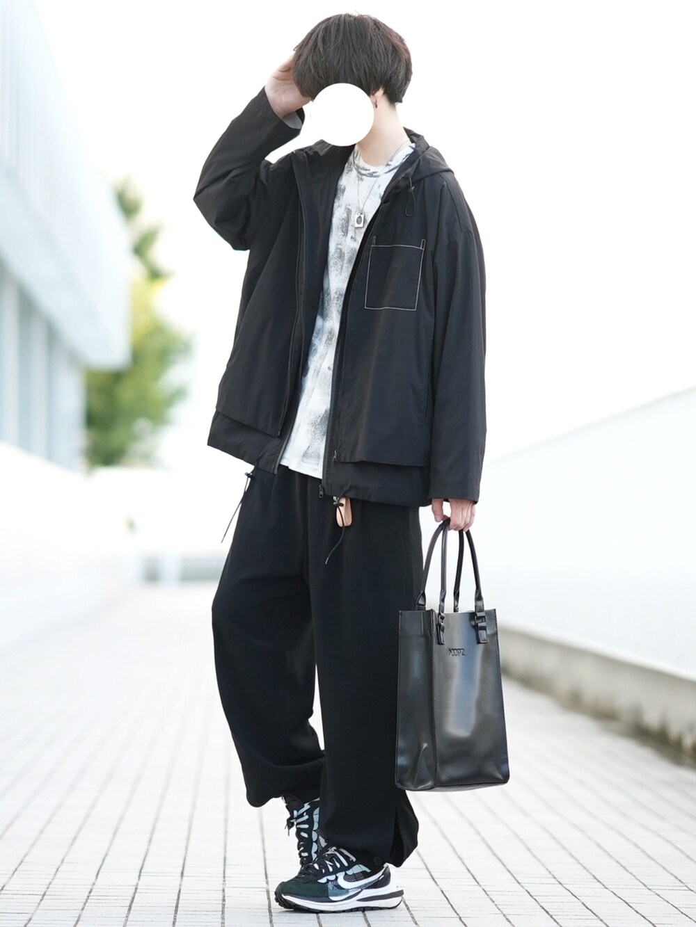 「秋服、秋服準備はじめました、マウンテンパーカー、ブラック、パーカー、ゆるコーデ、カフスイージーパンツ、ワイドパンツ、シンプルスタイル」｜「DOOPZのLAYERED MOUNTAIN PARKER /レイヤードマウンテンパーカー（マウンテンパーカー、ブラック系）」を使った、とっしーさん（メンズ・184cm）の秋コーディネートの3枚目の写真
