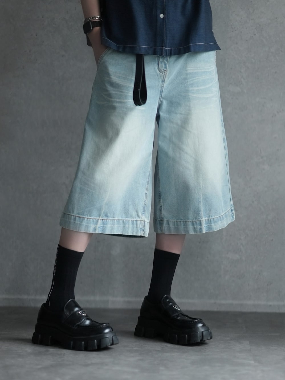 ブルー系のシャツ/ブラウス、ホワイト系のタンクトップ、ブラック系のシューズを着用したメンズの夏コーディネートの3枚目の写真