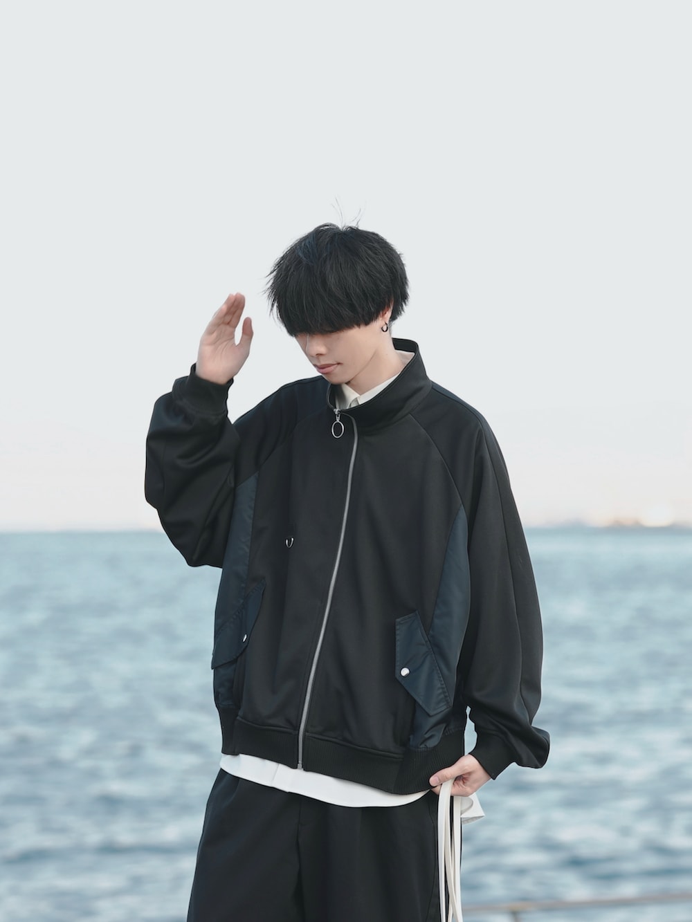 「DOOPZのDOOPZ HIGH NECK RING ZIP TRACK JACKET/ハイネックリングジップトラックジャケット（ブルゾン、ブラック系）」を使った、とっしーさん（メンズ・184cm）の春コーディネートの2枚目の写真