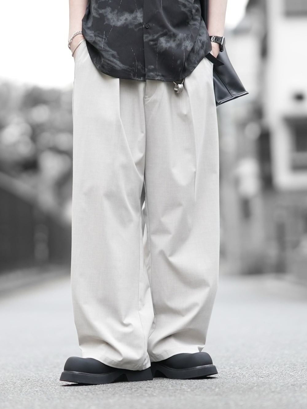 「柄シャツ、ブラックコーデ、夏コーデ、今日のコーデ、メンズファッション、大人コーデ、革靴、GU、DOOPZ、半袖シャツ」｜「GUのアイテム（パンツ、グレー系）」を使った、とっしーさん（メンズ・184cm）の夏コーディネートの3枚目の写真