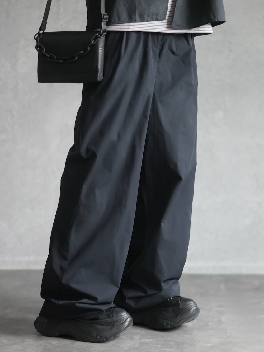 ブラック系のシャツ/ブラウス、グレー系のTシャツ/カットソー、ブラック系のその他パンツを着用したメンズの春コーディネートの3枚目の写真