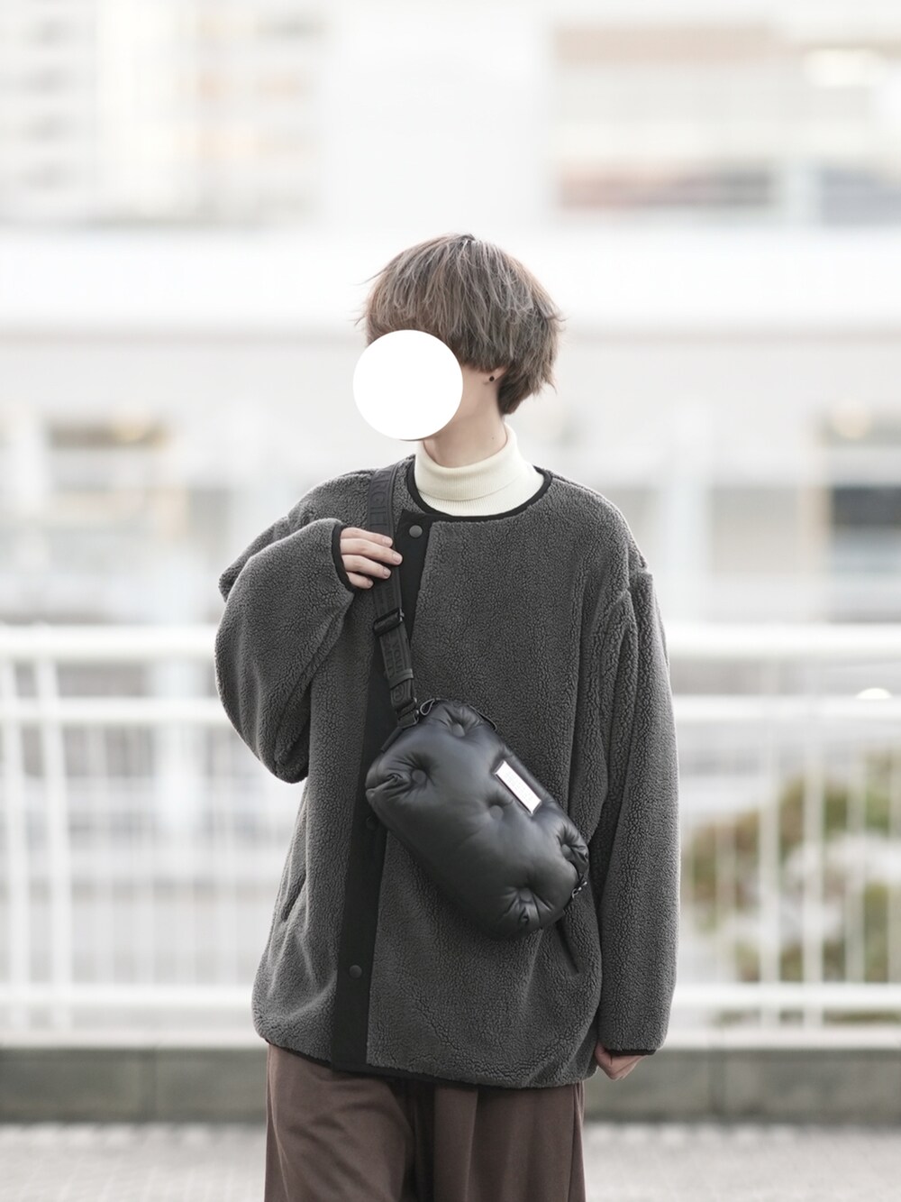 「休日コーデ、オトナカジュアル、きれいめカジュアル、シンプル、ワイドパンツ、ボアブルゾン、ローファー」｜「DOOPZのノーカラーボアブルゾン（ブルゾン、グレー系）」を使った、とっしーさん（メンズ・184cm）の秋コーディネートの3枚目の写真