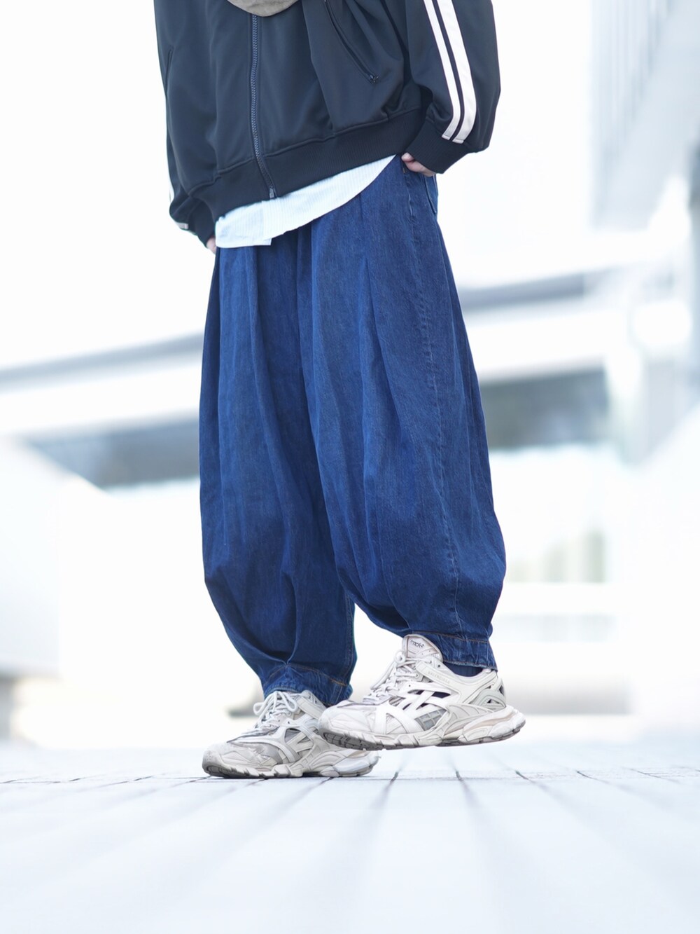 「春服デビュー宣言、休日スタイル、シンプル、きれいめカジュアル、トラックジャケット、スポーツミックス、デニムパンツ、ストライプシャツ、春コーデ」｜「DOOPZのラインスリーブトラックジャケット（ジャージ、ブラック系）」を使った、とっしーさん（メンズ・184cm）の春コーディネートの4枚目の写真