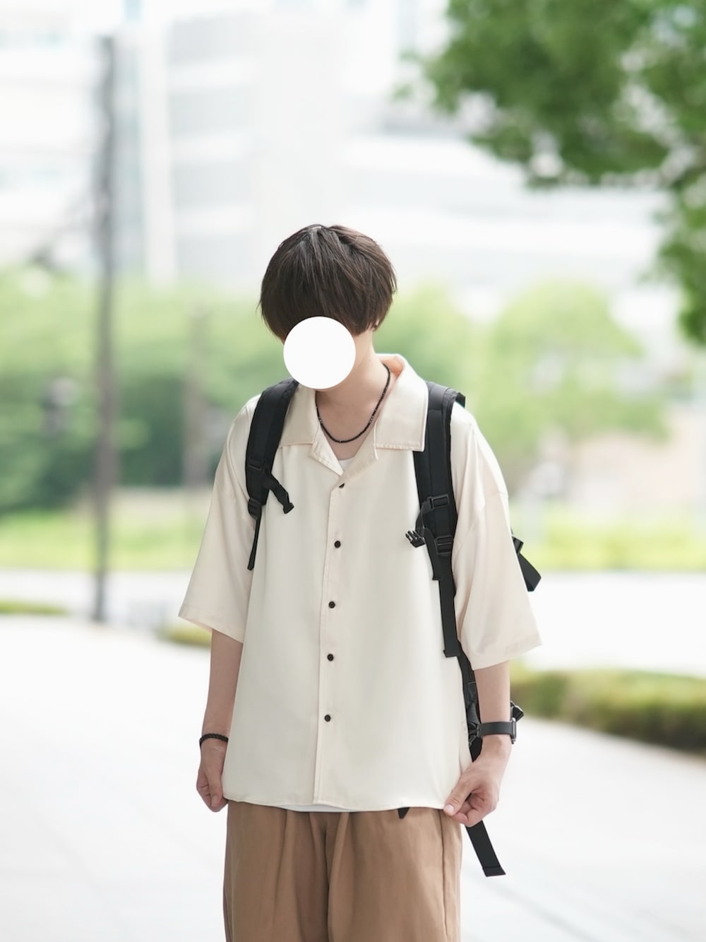 「夏コーデ、カジュアルコーデ、シャツスタイル、リラックススタイル、オープンカラーシャツ、シャツ、ベージュコーデ」｜「neez.のOversized satin shirt/オーバーサイズサテンシャツ（シャツ/ブラウス、ホワイト系）」を使った、とっしーさん（メンズ・184cm）の夏コーディネートの2枚目の写真
