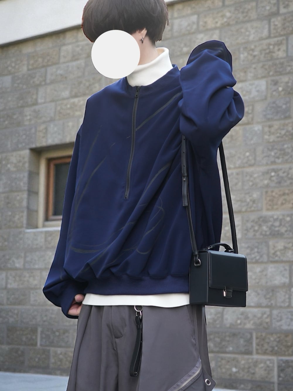 ブルー系のスウェット、ホワイト系のニット/セーター、グレー系のカーゴパンツを着用したメンズの冬コーディネートの2枚目の写真