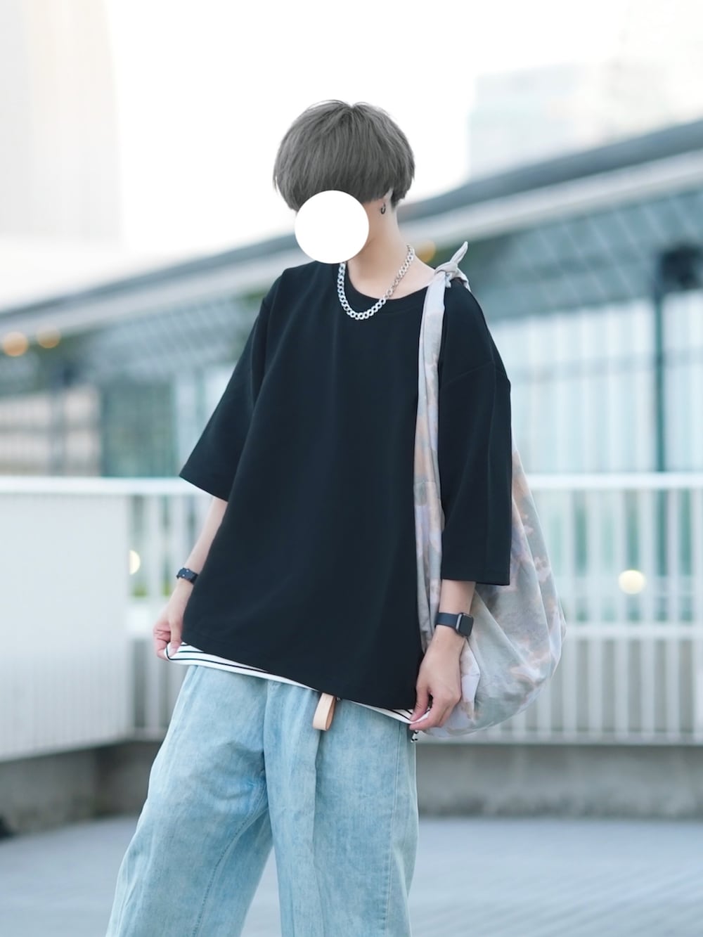 「きれいめカジュアル、大人カジュアル、お出かけコーデ、ビッグT、オーバーサイズ、黒Tシャツ、デニム、ワイドデニム」｜「DOOPZのRipple big T-shirt-リップルビッグTシャツ（Tシャツ/カットソー、ブラック系）」を使った、とっしーさん（メンズ・184cm）の夏コーディネートの2枚目の写真