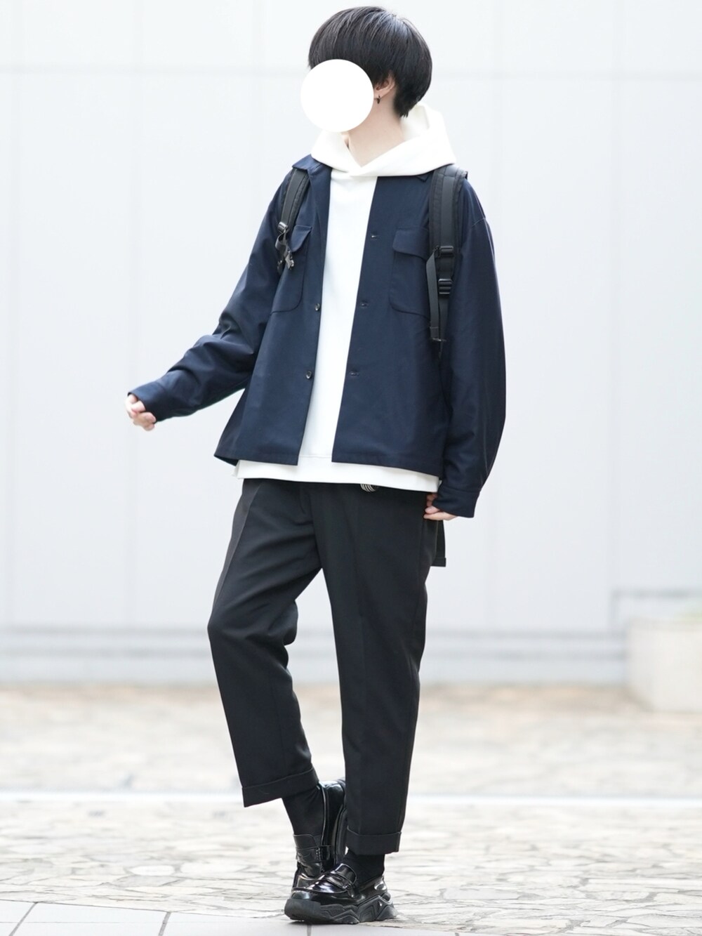 「大人カジュアル、春アウター、パーカー、CPOシャツ、スラックス、ローファー、きれいめカジュアル、デート」｜「DOOPZのLoose drape CPO shirt/ルーズドレープCPOシャツ（シャツ/ブラウス、ブルー系）」を使った、とっしーさん（メンズ・184cm）の冬コーディネートの2枚目の写真