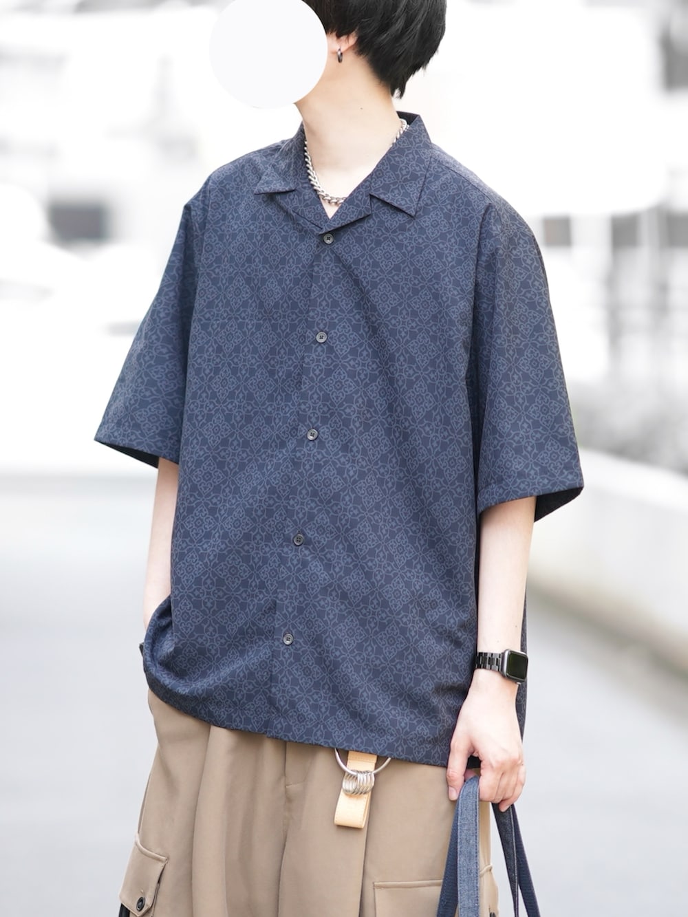 「柄シャツ、シャツスタイル、夏コーデ、ワイドパンツ、カジュアルコーデ、シンプルコーデ、きれいめカジュアル、トートバッグ、カーゴパンツ、パラシュートカーゴパンツ、DOOPZ」｜「GUのアイテム（シャツ/ブラウス、ブルー系）」を使った、とっしーさん（メンズ・184cm）の春コーディネートの3枚目の写真