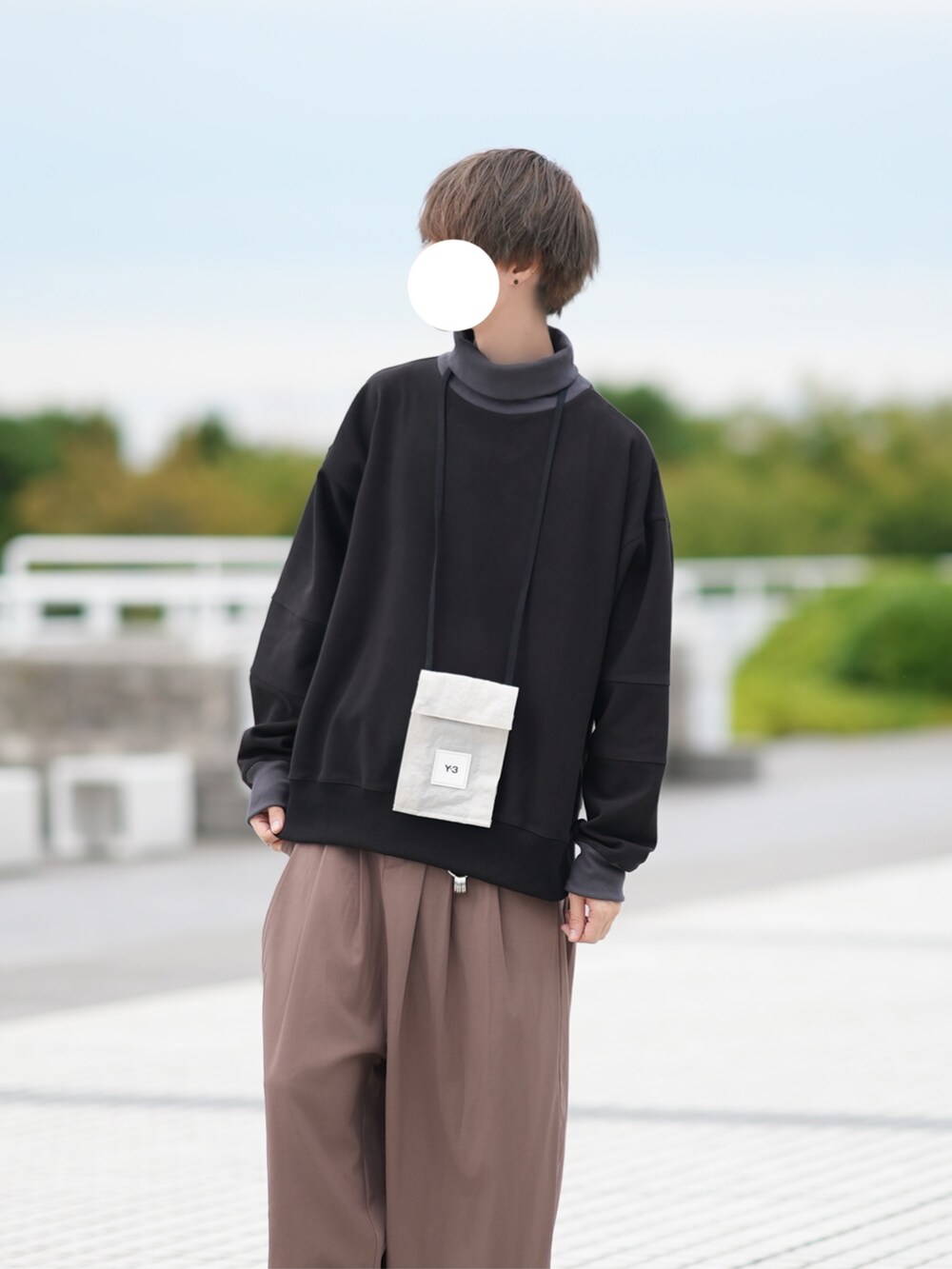 「秋ルック紹介するよ、秋コーデ、シンプル、大人カジュアル、リラックススタイル、きれいめカジュアル、デート、白スニーカー」｜「DOOPZのヘビータートルネックスウェット（スウェット、ブラック系）」を使った、とっしーさん（メンズ・184cm）の秋コーディネートの3枚目の写真