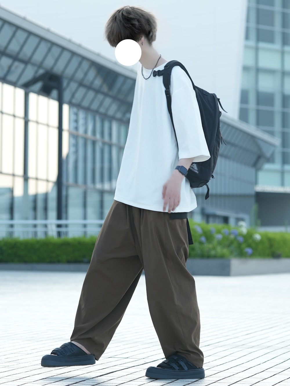 ホワイト系のTシャツ/カットソー、ブラック系のタンクトップ、ブラウン系のその他パンツを着用したメンズの夏コーディネートの2枚目の写真