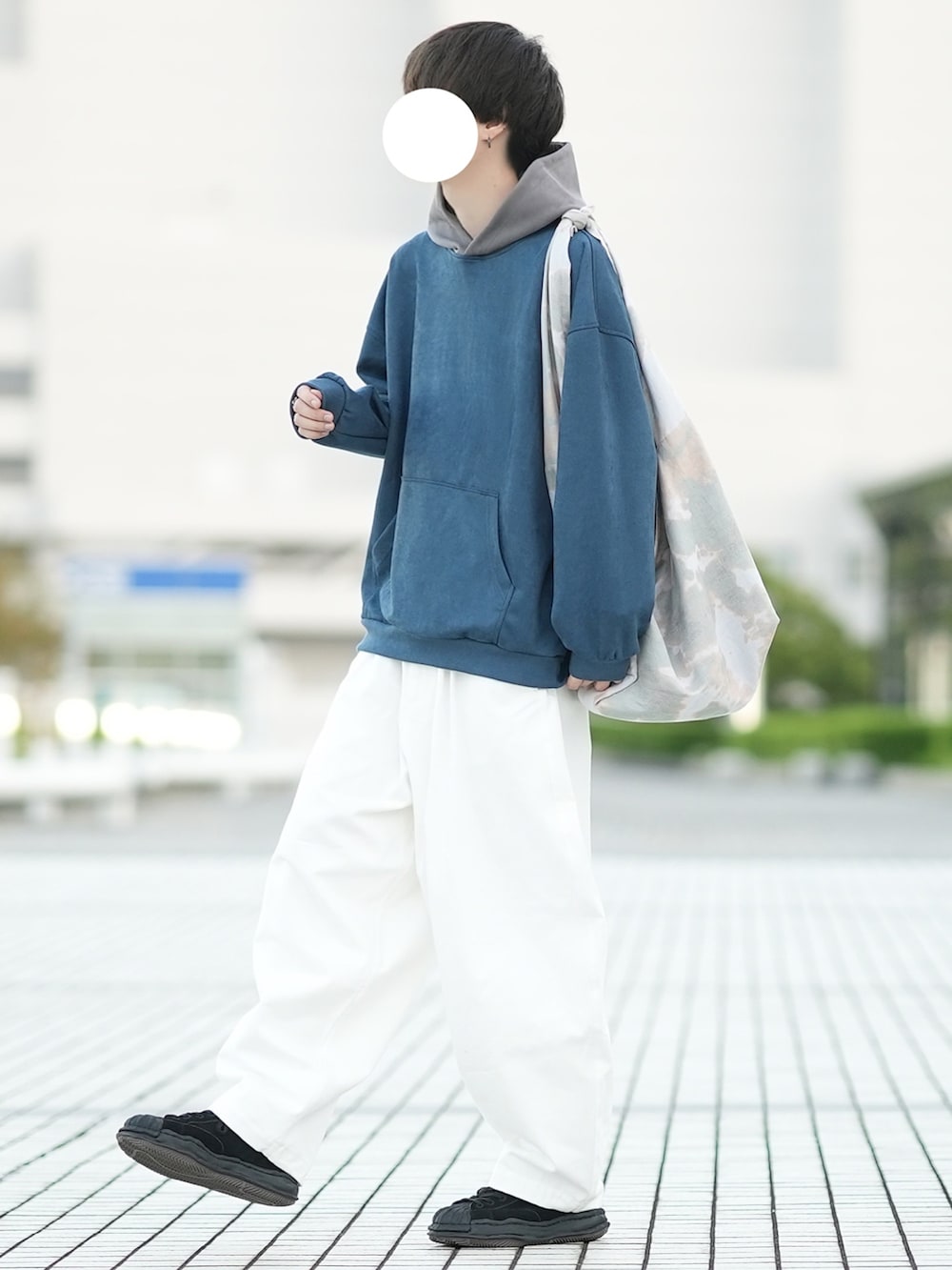 「秋服、重ね着ベストシーズン、シンプルスタイル、カジュアルコーデ、メンズコーデ、パーカー、パーカーコーデ、白パンツ、ゆるコーデ」｜「DOOPZのMICRO SUEDE PARKER / マイクロスウェードパーカー（パーカー、ブルー系）」を使った、とっしーさん（メンズ・184cm）の秋コーディネートの2枚目の写真