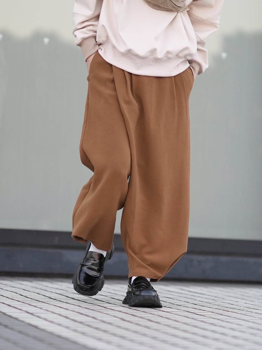 「WEARハロウィン2022、秋コーデ、カジュアル、シンプルコーデ、ベージュ、タートルネック」｜「DOOPZのヘビータートルネックスウェット（スウェット、ベージュ系）」を使った、とっしーさん（メンズ・184cm）の秋コーディネートの4枚目の写真