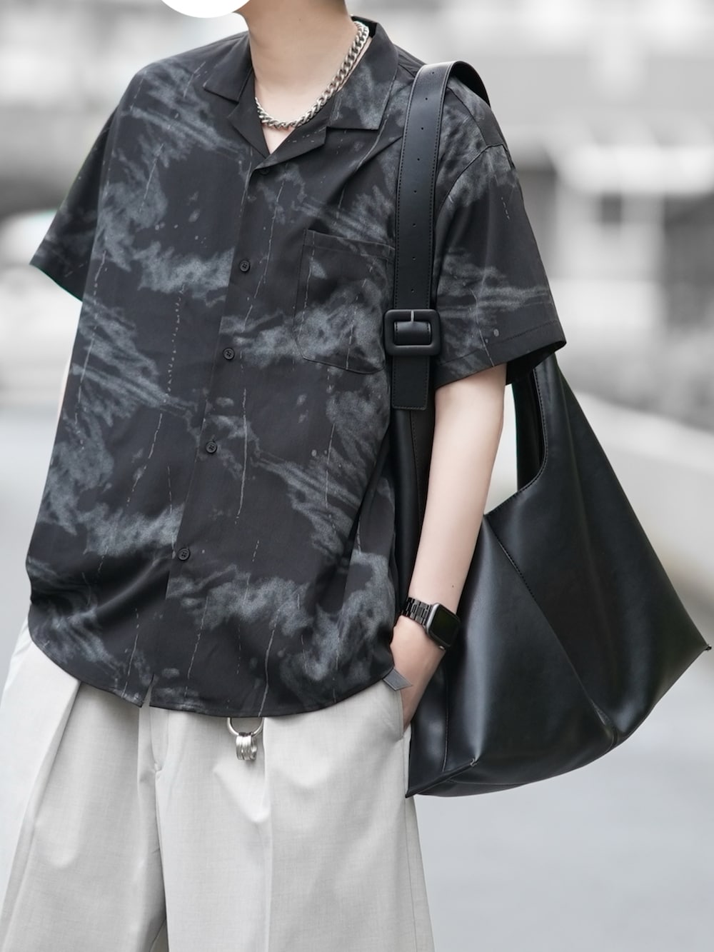 「柄シャツ、ブラックコーデ、夏コーデ、今日のコーデ、メンズファッション、大人コーデ、革靴、GU、DOOPZ、半袖シャツ」｜「GUのアイテム（パンツ、グレー系）」を使った、とっしーさん（メンズ・184cm）の夏コーディネートの2枚目の写真