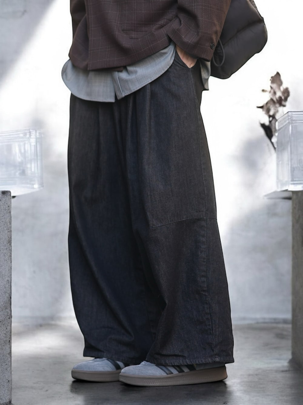 ブラウン系のテーラードジャケット、グレー系のシャツ/ブラウス、ブラック系のデニムパンツを着用したメンズの冬コーディネートの3枚目の写真