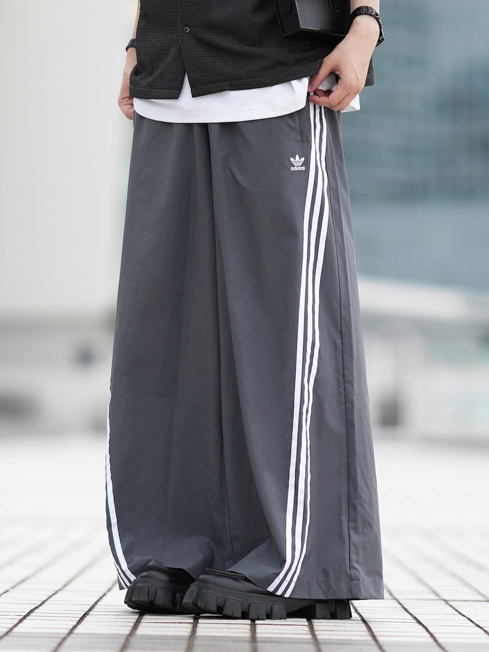 ブラック系のシャツ/ブラウス、ホワイト系のTシャツ/カットソー、グレー系のスウェットパンツを着用したメンズの春コーディネートの3枚目の写真