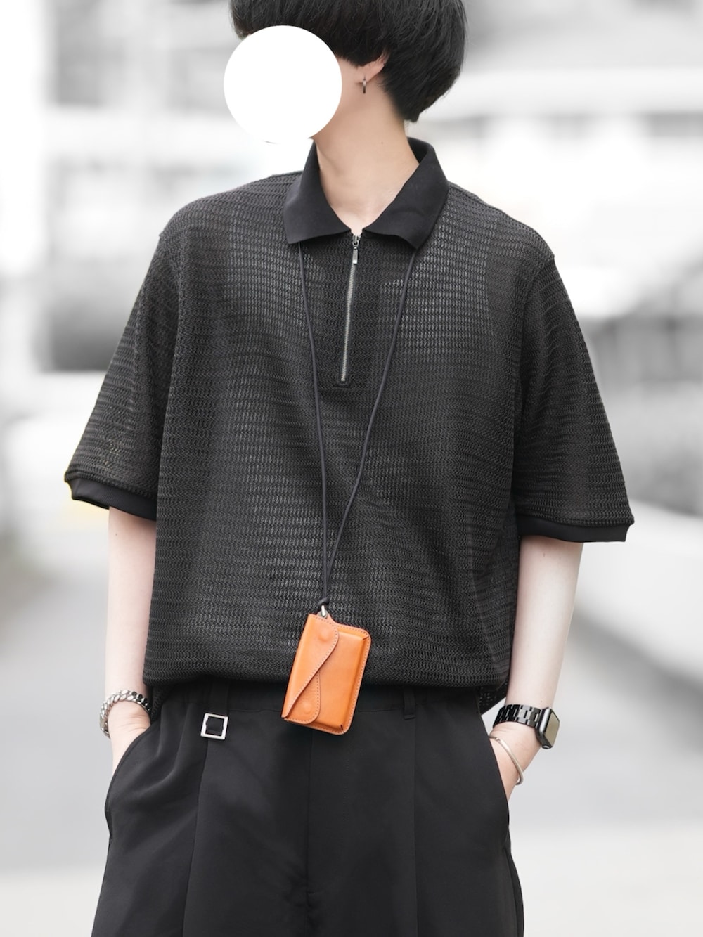 「夏ルックで気分アップ、セットアップ、ブラックコーデ、ハーフジップ、GU、DOOPZ、シアートップス、カーゴパンツ、パラシュートカーゴパンツ、ローファー、革小物」｜「GUのアイテム（シャツ/ブラウス、ブラック系）」を使った、とっしーさん（メンズ・184cm）の夏コーディネートの2枚目の写真