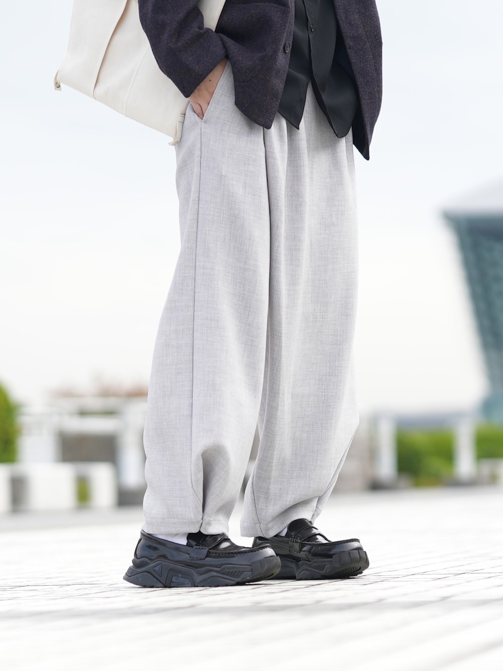 「WEARハロウィン2022、休日コーデ、オーバーサイズ、ネップジャケット、ブルゾン、ジャケット、バンドカラーシャツ、タイパンツ、ゆるコーデ、秋コーデ」｜「DOOPZのネップポケットブルゾン（ブルゾン、ブルー系）」を使った、とっしーさん（メンズ・184cm）の秋コーディネートの4枚目の写真