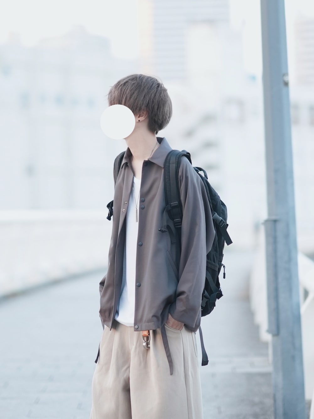 「秋のコーデ、シンプルスタイル、大人コーデ、コーチジャケット、ベージュパンツ、ワイドパンツ、サンダル、休日コーデ、ライトアウター」｜「DulcamaraのよそいきコーチJK -YOSOIKI-（ブルゾン、グレー系）」を使った、とっしーさん（メンズ・184cm）の夏コーディネートの2枚目の写真