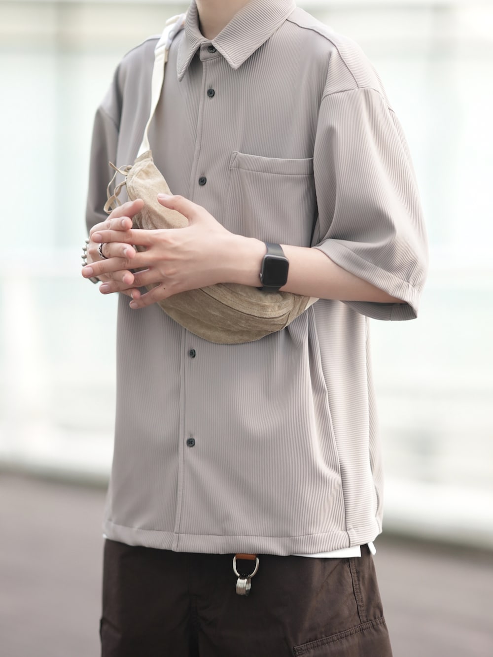 「夏コーデ、大人カジュアル、GU、GUコーデ、半袖シャツ、ベージュシャツ、カーゴパンツ、ブラウンパンツ、ゆるコーデ」｜「DOOPZのLoose sized ripple shirt-ルーズサイズリップルシャツ（シャツ/ブラウス、ベージュ系）」を使った、とっしーさん（メンズ・184cm）の夏コーディネートの3枚目の写真