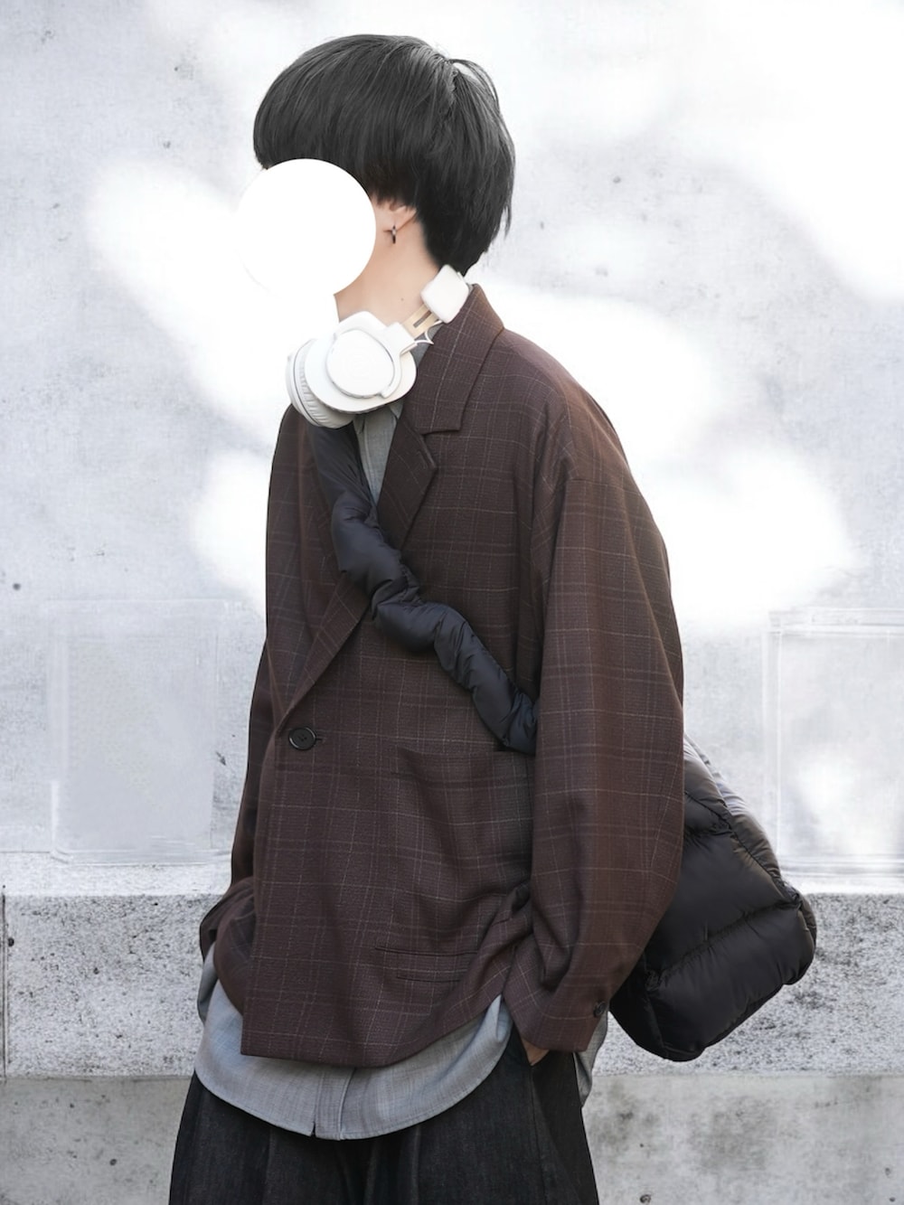 ブラウン系のテーラードジャケット、グレー系のシャツ/ブラウス、ブラック系のデニムパンツを着用したメンズの冬コーディネートの2枚目の写真