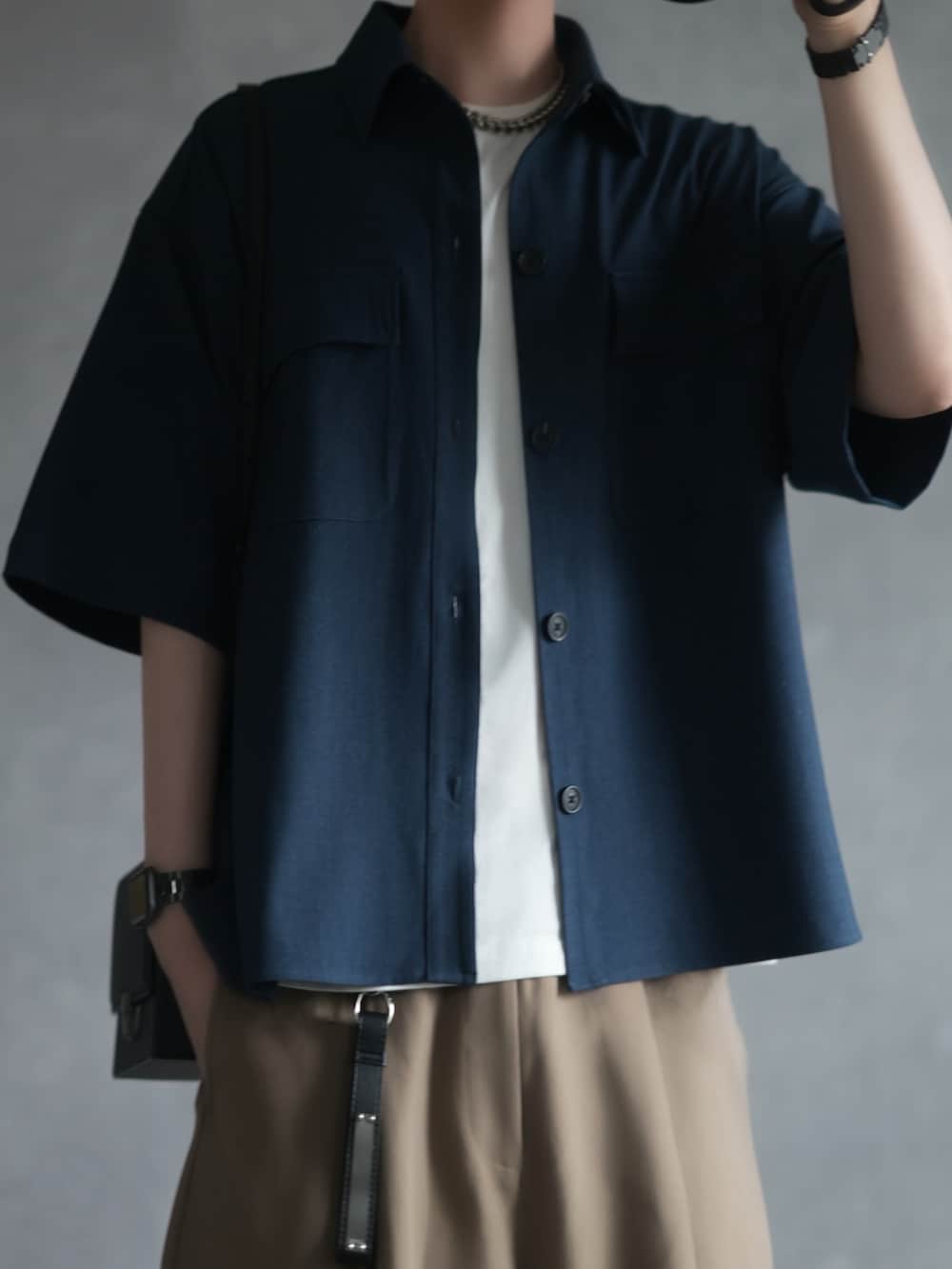 ブルー系のTシャツ/カットソー、ホワイト系のタンクトップ、ベージュ系のカーゴパンツを着用したメンズの春コーディネートの2枚目の写真