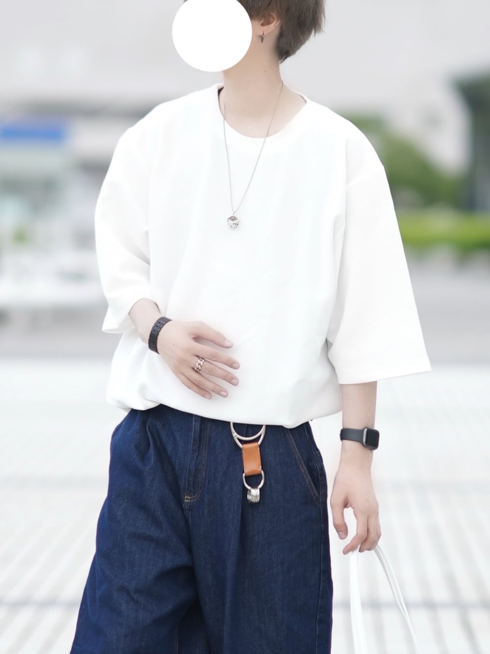 「このスタイルがお気に入り、大人カジュアル、白Tシャツ、ビッグT、夏コーデ、デニムパンツ、ワイドデニム、サンダル、トートバッグ」｜「DOOPZのRipple big T-shirt-リップルビッグTシャツ（Tシャツ/カットソー、ホワイト系）」を使った、とっしーさん（メンズ・184cm）の夏コーディネートの3枚目の写真
