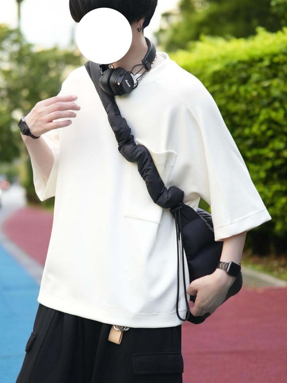 「白Tシャツ、ゆるコーデ、モノトーン、スウェットパンツ、カーゴパンツ、革靴、夏だ！Tシャツ着よう！、デカバッグ」｜「DOOPZのVISCOSE DOLMAN T-SHIRT - ビスコースドルマンTシャツ（Tシャツ/カットソー、ホワイト系）」を使った、とっしーさん（メンズ・184cm）の春コーディネートの2枚目の写真
