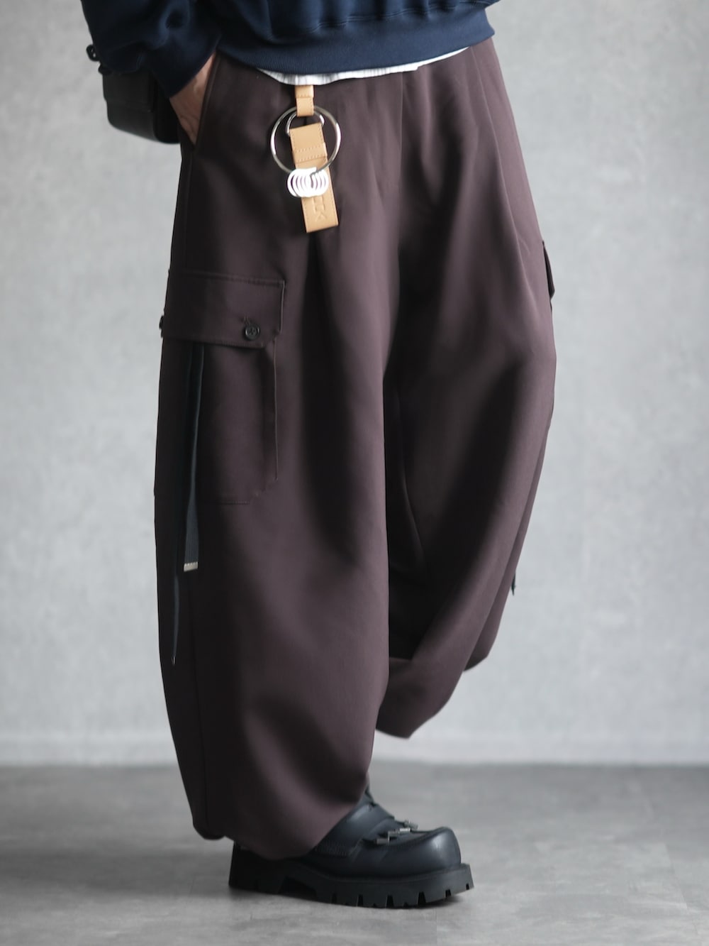 「シャツスタイル、スウェット、休日コーデ、春服、オトナカジュアル、ゆるコーデ、レイヤードスタイル、ローファー、革靴、ストライプシャツ」｜「my beautiful landletの【my beautiful landlet】 URAKE SWEAT HALF ZIP PULLOVER（スウェット、ブルー系）」を使った、とっしーさん（メンズ・184cm）の春コーディネートの3枚目の写真