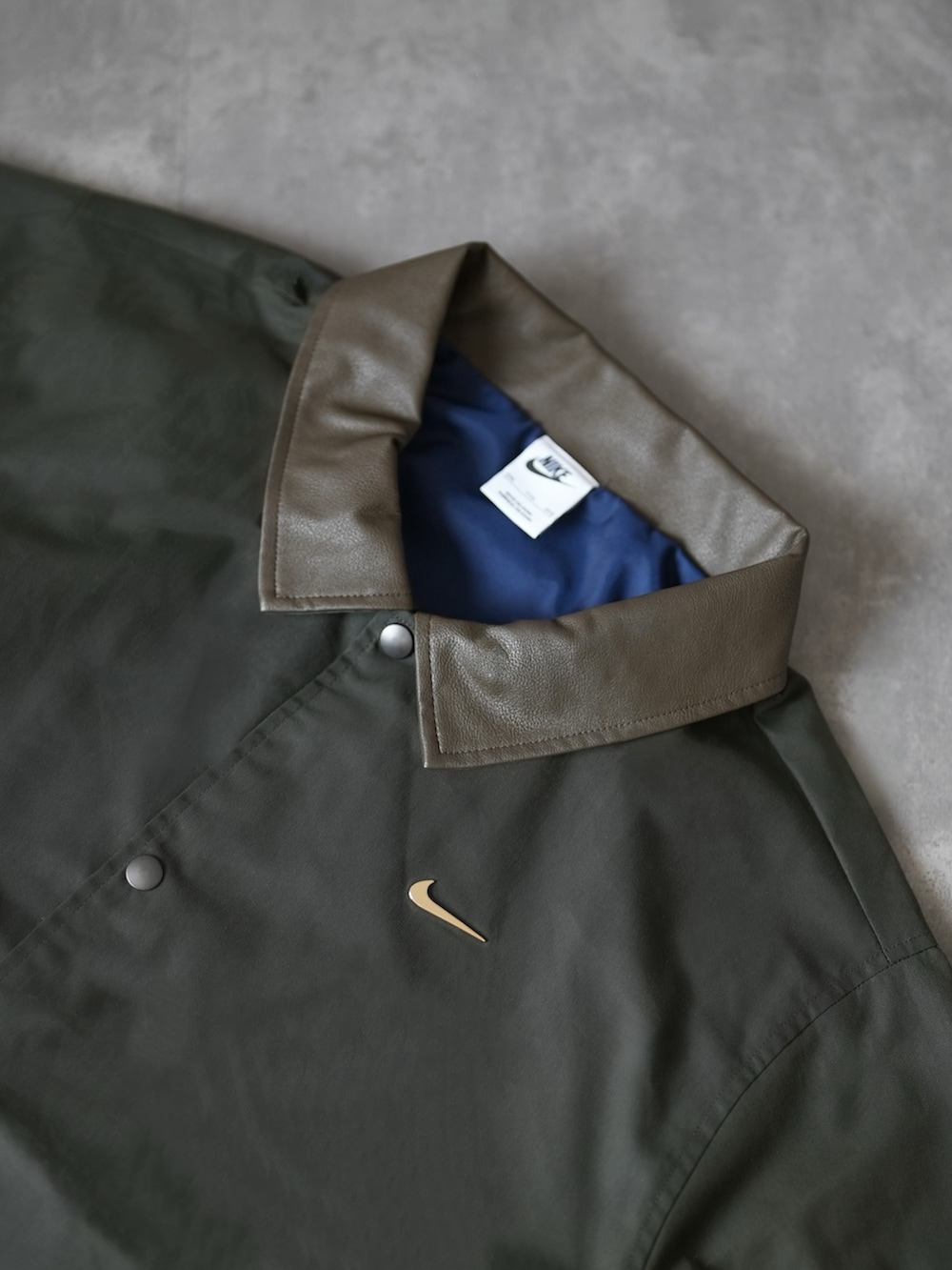 グリーン系のその他アウター、ホワイト系のスウェット、グレー系のスラックスを着用したメンズの冬コーディネートの5枚目の写真