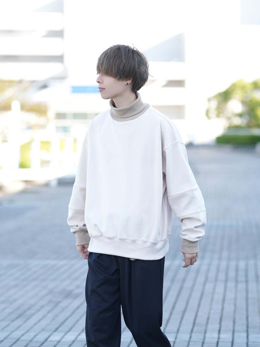 「秋のコーデ、お洒落さんとつながりたい、シンプル、タートルネック、スウェット、スラックス、スニーカー」｜「DOOPZのヘビータートルネックスウェット（スウェット、ベージュ系）」を使った、とっしーさん（メンズ・184cm）の秋コーディネートの2枚目の写真