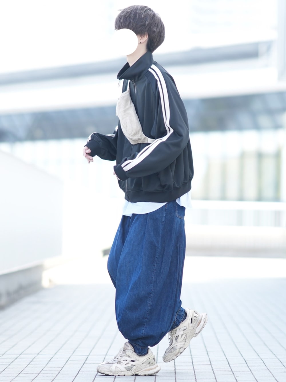 「春服デビュー宣言、休日スタイル、シンプル、きれいめカジュアル、トラックジャケット、スポーツミックス、デニムパンツ、ストライプシャツ、春コーデ」｜「DOOPZのラインスリーブトラックジャケット（ジャージ、ブラック系）」を使った、とっしーさん（メンズ・184cm）の春コーディネートの2枚目の写真