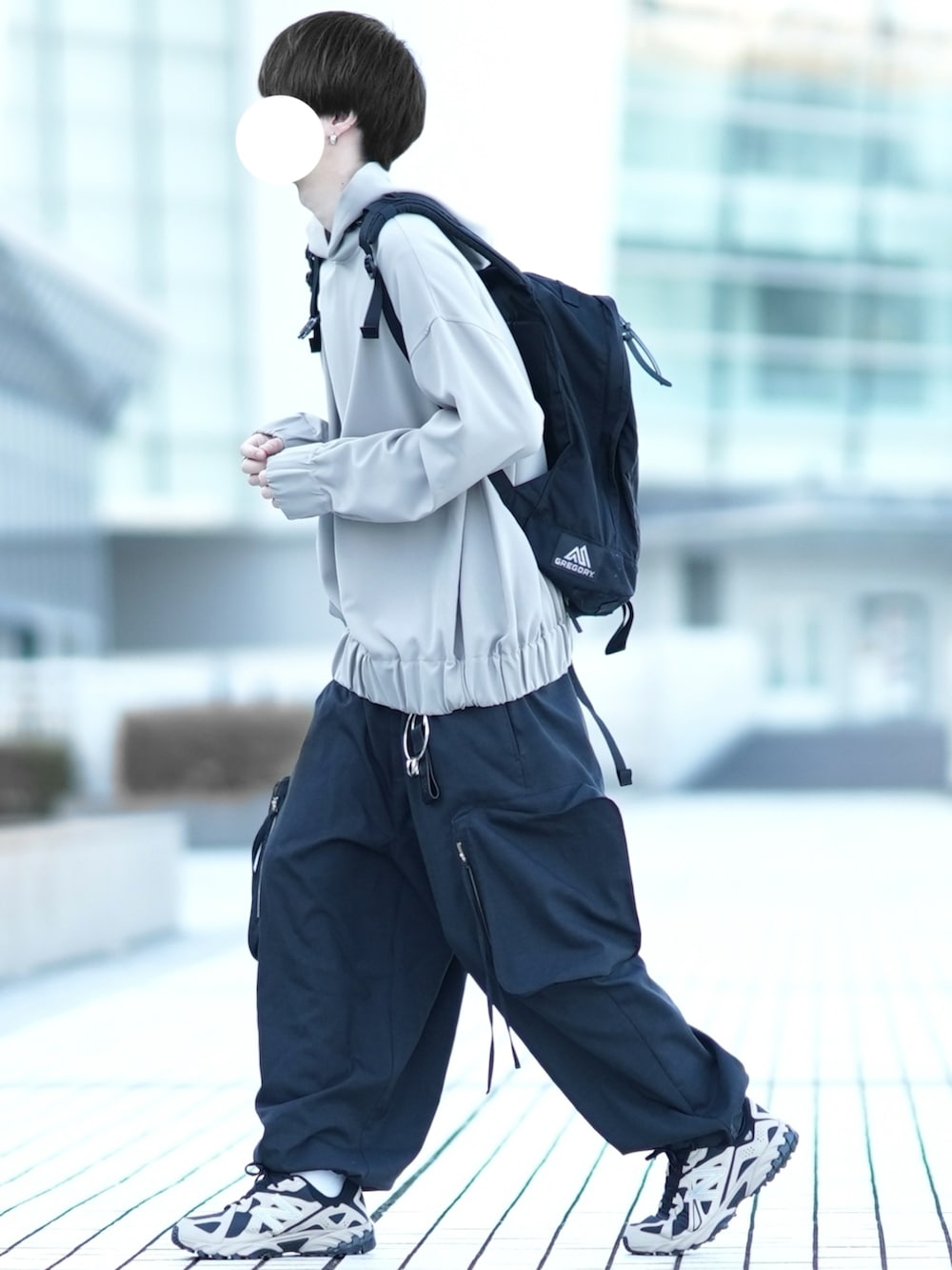「大人カジュアル、メンズファッション、今日のコーデ、パーカー、カーゴパンツ、パラシュートパンツ、ゆるコーデ」｜「DOOPZのGather Drape Hoodie - ギャザードレープフーディー（パーカー、グレー系）」を使った、とっしーさん（メンズ・184cm）の冬コーディネートの2枚目の写真