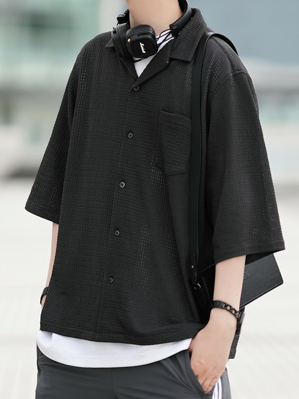 ブラック系のシャツ/ブラウス、ホワイト系のTシャツ/カットソー、グレー系のスウェットパンツを着用したメンズの春コーディネートの2枚目の写真