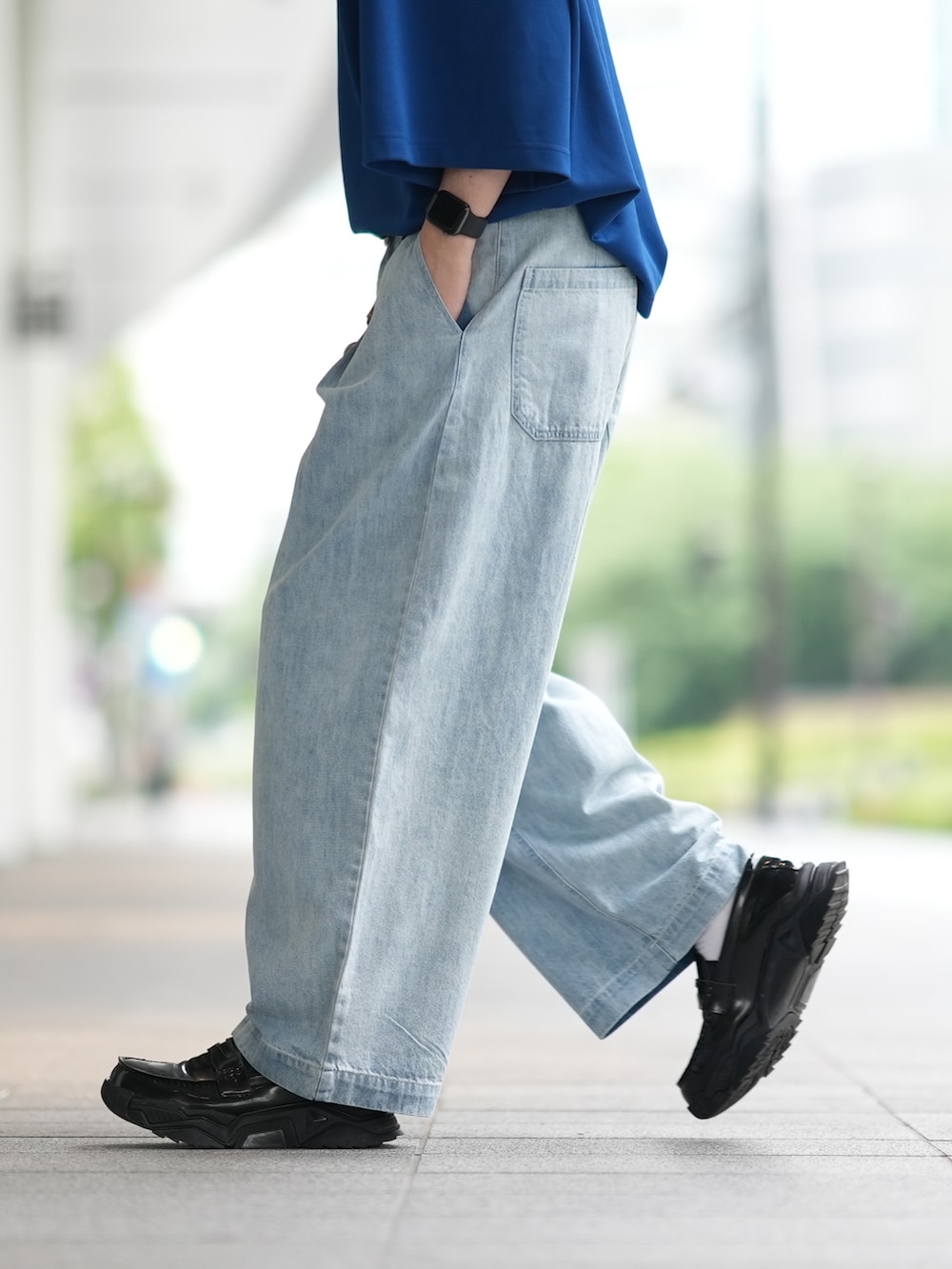 「FUDGEBOYのトラッドスタイル、春コーデ、ビッグシルエット、青、ビッグT、古着MIX、ワイドデニム、ゆるコーデ、リラックススタイル」|「DOOPZのポンチルーズスリーブカットソー(Tシャツ/カットソー、ブルー系)」を使った、とっしーさん(メンズ・184cm)の春コーディネートの4枚目の写真