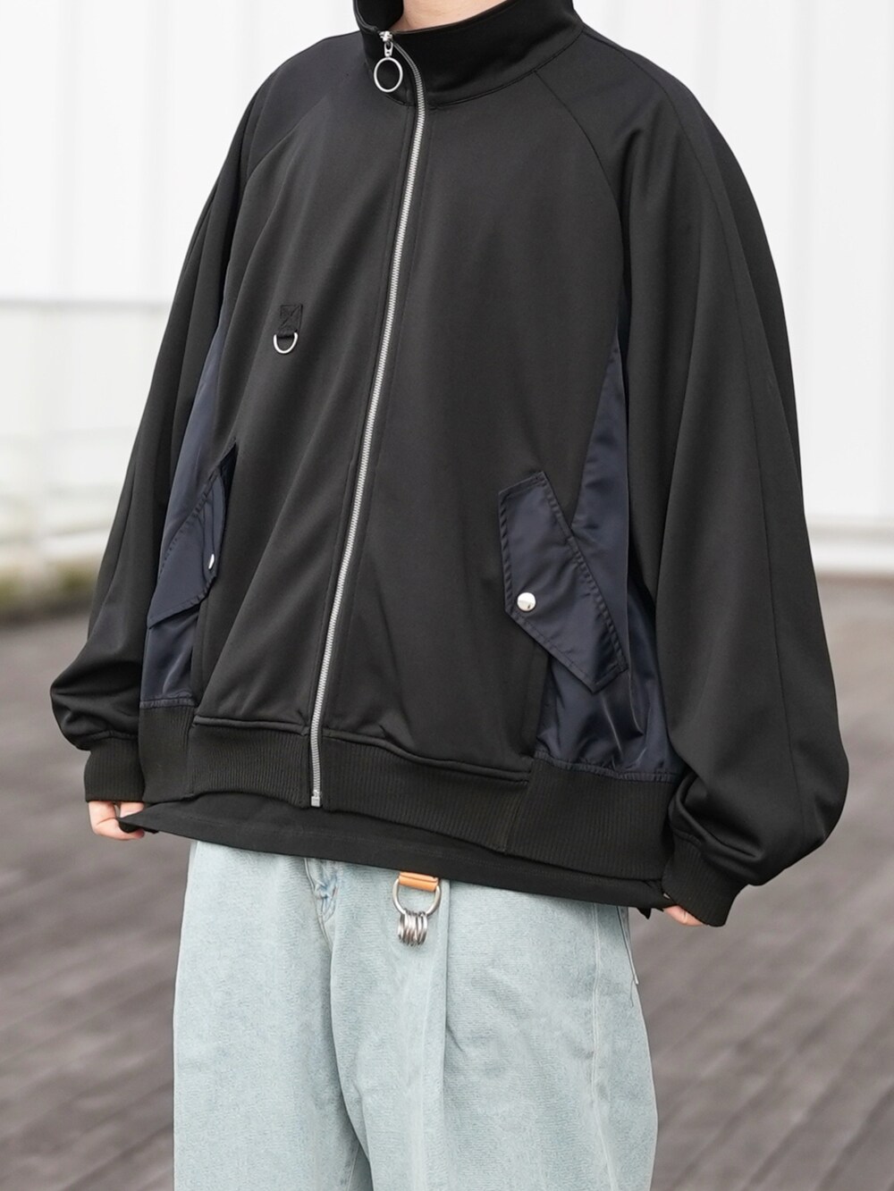 「春コーデ、ビックシルエット、リングジップ、トラックジャケット、デニム、ローファー、ゆるコーデ、はじめましてコーデ」｜「DOOPZのDOOPZ HIGH NECK RING ZIP TRACK JACKET/ハイネックリングジップトラックジャケット（ブルゾン、ブラック系）」を使った、とっしーさん（メンズ・184cm）の春コーディネートの2枚目の写真