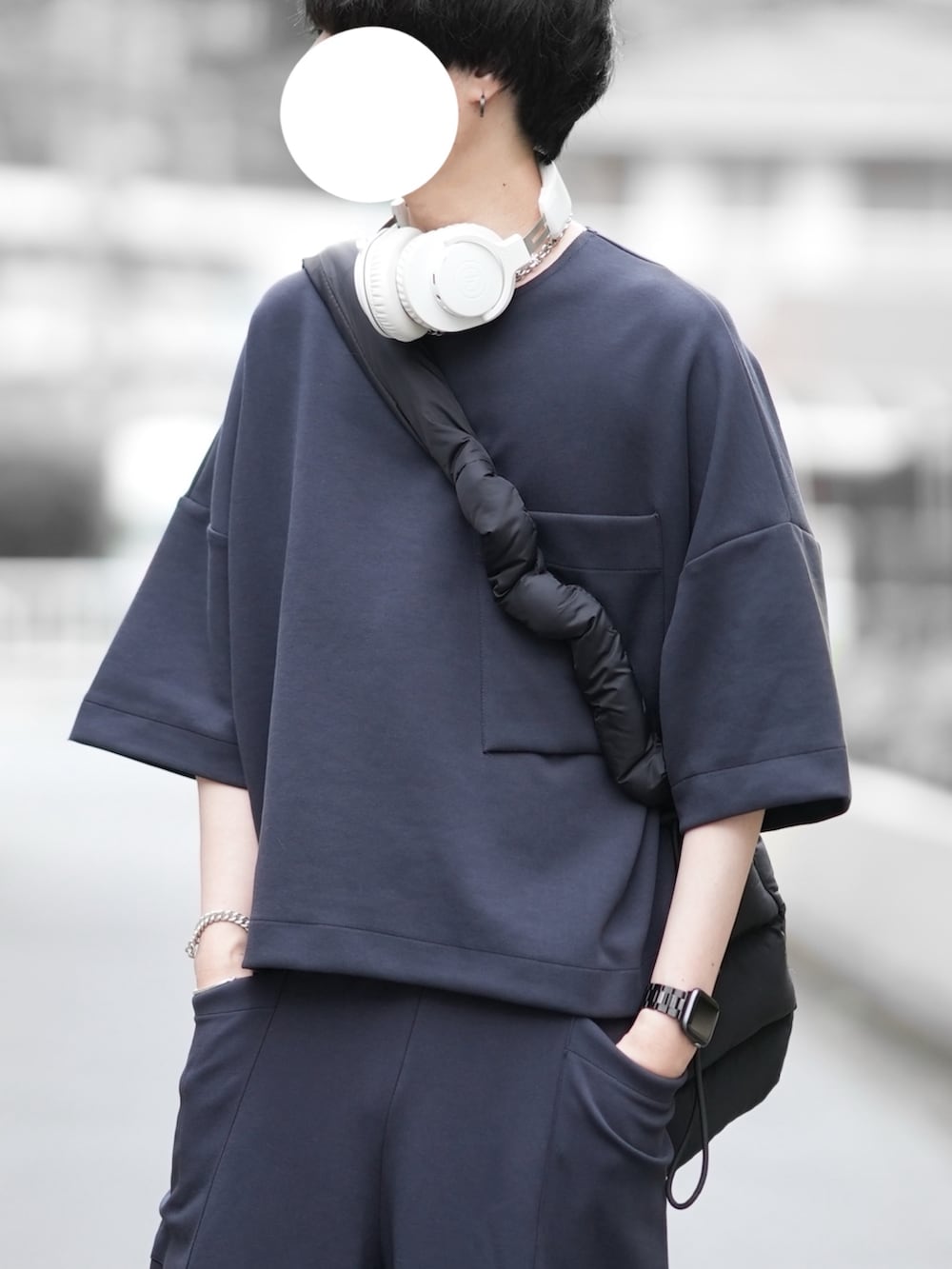 「セットアップ、夏コーデ、ZARA、カーゴパンツ、スウェットパンツ、ゆるコーデ、ビッグT、ショルダーバッグ、ブラックコーデ、ヘッドホン」｜「ZARAのアイテム（Tシャツ/カットソー、ブラック系）」を使った、とっしーさん（メンズ・184cm）の夏コーディネートの2枚目の写真