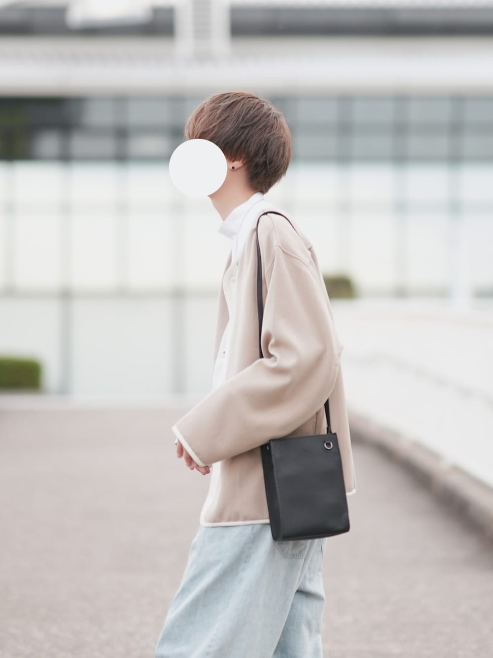 「秋ルック紹介するよ、秋のコーデ、シンプルスタイル、メンズコーデ、カーディガン、秋服コーデ、ゆるコーデ、デニム、ローファー、デート服」｜「DOOPZのノーカラーカーディガンブルゾン(セットアップ可)（カーディガン/ボレロ、ベージュ系）」を使った、とっしーさん（メンズ・184cm）の秋コーディネートの3枚目の写真
