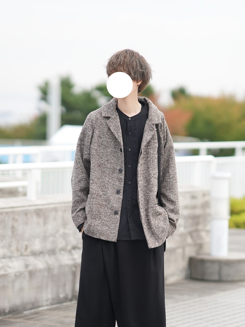 「WEARハロウィン2022、秋のコーデ、シンプルスタイル、今日のコーデ、ネップジャケット、テーラードジャケット、タイパンツ、ゆるコーデ、ローファー」｜「DOOPZのDOOPZ チャンキーソールローファー（ローファー、ブラック系）」を使った、とっしーさん（メンズ・184cm）の秋コーディネートの2枚目の写真