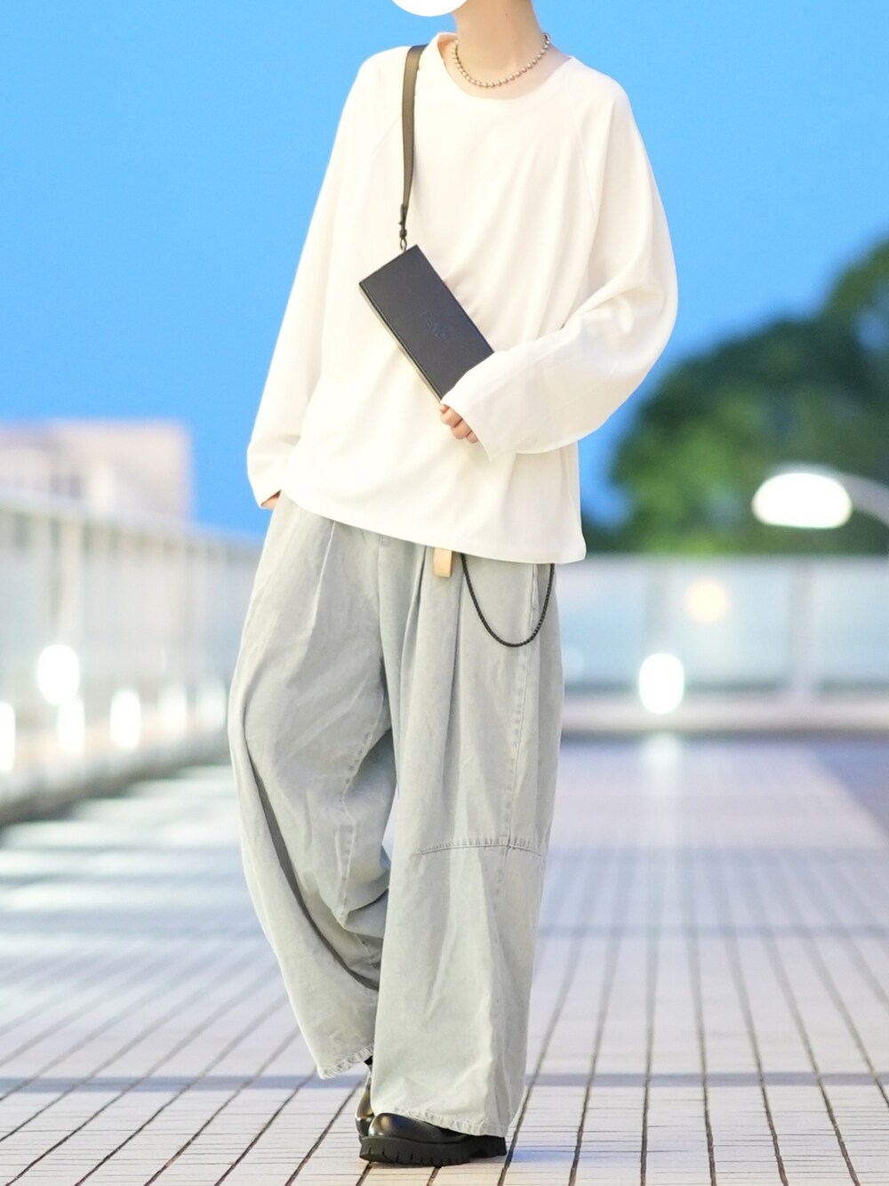 「メンズコーデ、シンプルコーデ、きれいめカジュアル、ロンT、ワイドパンツ、ワイドデニム、バギーパンツ、革靴」｜「DOOPZのCUT OFF OVERSIZED LONG T-SHIRT - カットオフオーバーサイズロングTシャツ（Tシャツ/カットソー、ホワイト系）」を使った、とっしーさん（メンズ・184cm）の秋コーディネートの2枚目の写真
