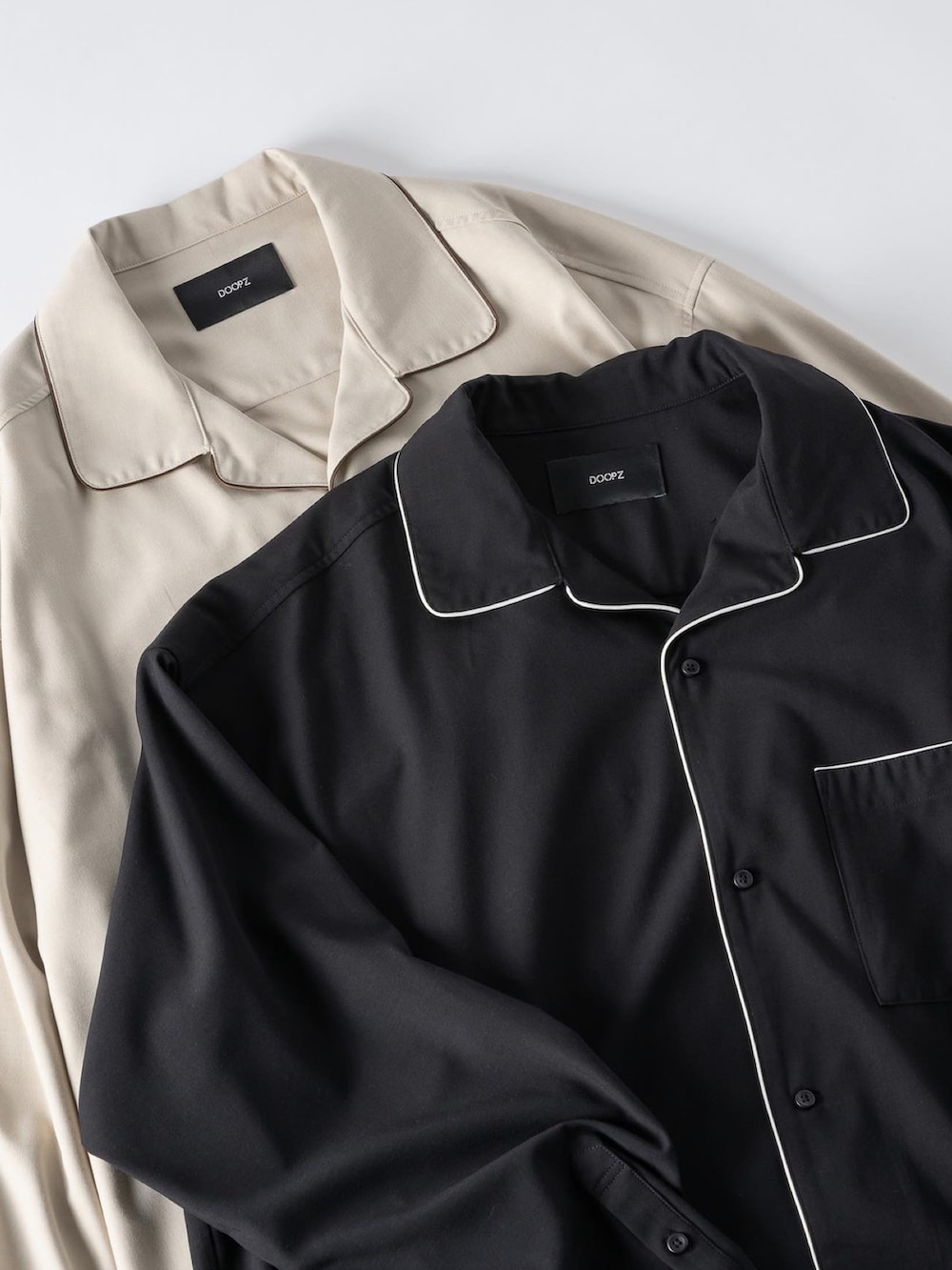 ブラック系のシャツ/ブラウス、ホワイト系のタンクトップ、ブラック系のカーゴパンツを着用したメンズの秋コーディネートの4枚目の写真