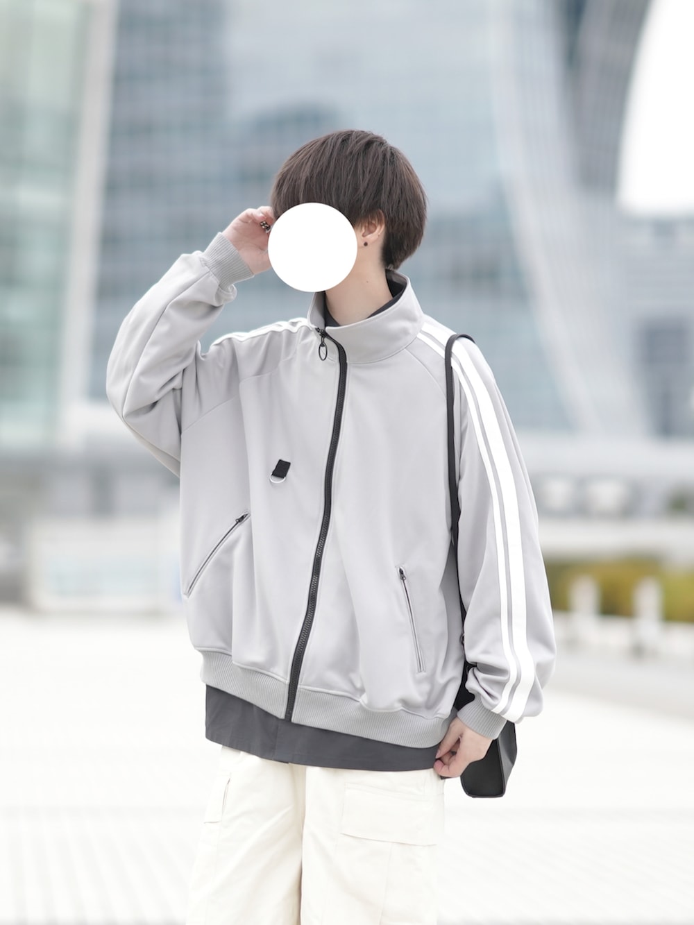「春服デビュー宣言、休日スタイル、シンプルコーデ、カジュアルコーデ、スポーツミックス、トラックジャケット、ハイネック、大人コーデ、ゆるコーデ、シンブルコーデ、春コーデ」｜「DOOPZのラインスリーブトラックジャケット（ジャージ、グレー系）」を使った、とっしーさん（メンズ・184cm）の春コーディネートの2枚目の写真