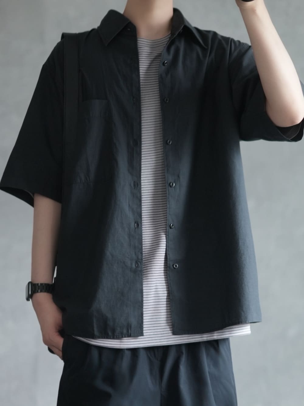 ブラック系のシャツ/ブラウス、グレー系のTシャツ/カットソー、ブラック系のその他パンツを着用したメンズの春コーディネートの2枚目の写真