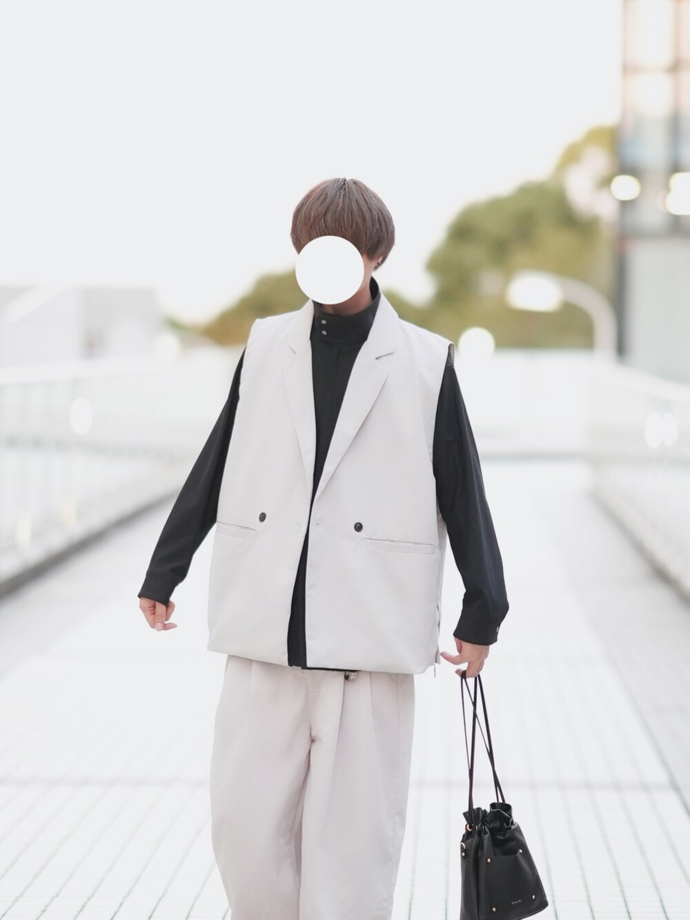 「秋ルック紹介するよ、ベスト、タートルネック、セットアップ、ローファー」｜「cussilの【cussil/クシル】ドレスツイル　サイドファスナースリット ダブルジレベスト（ベスト、ホワイト系）」を使った、とっしーさん（メンズ・184cm）の秋コーディネートの3枚目の写真