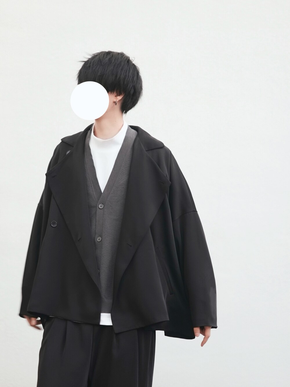 「カーディガン、セットアップ、オーバーサイズ、デート、白スニーカー、秋服、ゆるコーデ」｜「DOOPZのLoose lapel double jacket-ルーズラペルダブルジャケット（その他アウター、ブラック系）」を使った、とっしーさん（メンズ・184cm）の秋コーディネートの2枚目の写真