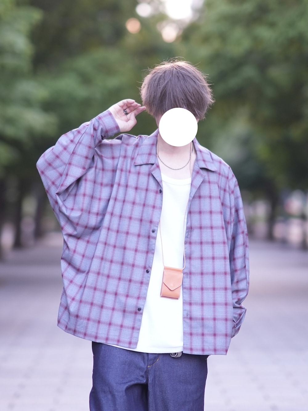 グレー系のシャツ/ブラウス、ホワイト系のタンクトップ、ブルー系のデニムパンツを着用したメンズの夏コーディネートの2枚目の写真